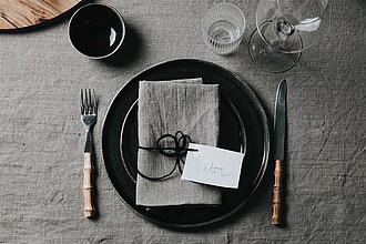 Sada dvou plytkých talířů, černá