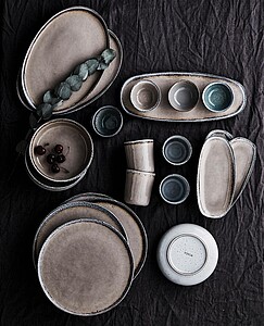 Sada dvou plytkých talířů, světlá