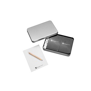 SCHWARZWOLF MURRAY Herní sada obsahující 2 balíčky karet, bloček a kostky - klíčenky s potiskem