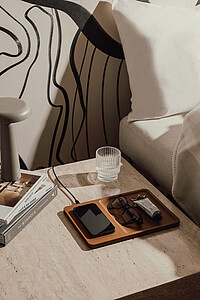 Stolní bezdrátová nabíječka a organizér VINGA, hnědá