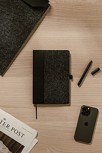 Zápisník, 80 linkovaných listů, plstěné desky, černý